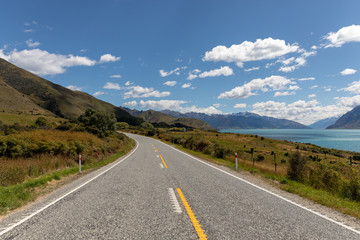 Naklejka premium A scenic road next to Lake Hawea in New Zealand