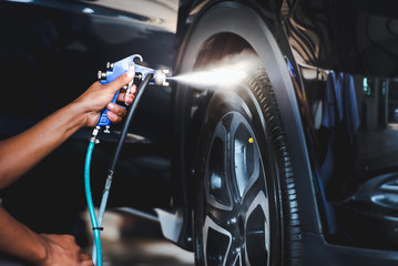 Spray spray the tires after washing the car to make the tires sparkle and black.- Wax the tire