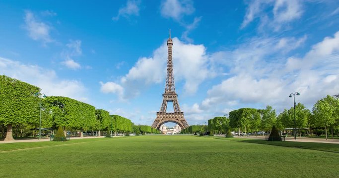 Parc du Champ de Mars, Eiffel Tower, Paris, France - Time lapse
