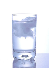VASO CON AGUA Y HIELO