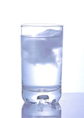 VASO CON AGUA Y HIELO
