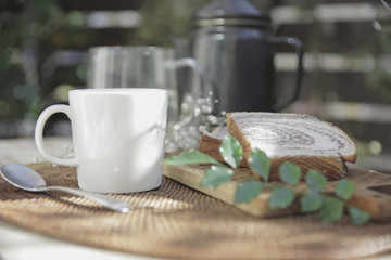 太陽光の差し込む朝食