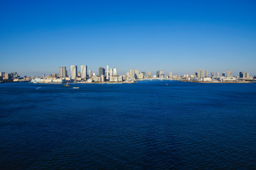 Naklejka premium 吊橋の歩道から眺めるビル群