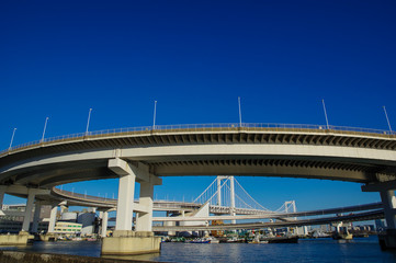 東京港に掛かる吊橋とループ橋