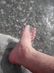 足湯が熱すぎて短時間でギブアップ