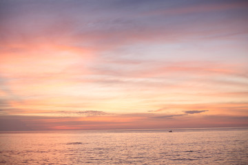 Obraz premium Sea pink sunset. Beautiful color clouds.