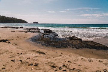 Fototapeta na wymiar view of the beach next to the Tessalated Pavement in Eaglehack Neck in the Tasman Peninsula