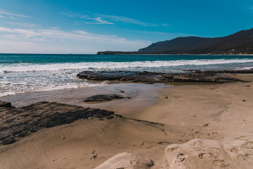 Fototapeta na wymiar view of the beach next to the Tessalated Pavement in Eaglehack Neck in the Tasman Peninsula