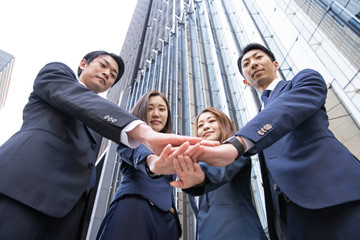 Obraz premium ビジネスシーン・4人のチーム