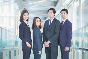 ビジネスシーン・4人のチーム