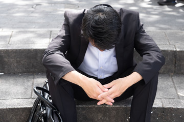 ビジネス　男性　失敗　反省
