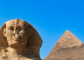 Fototapeta na wymiar The most famous remains of ancient Egypt, the Sphinx and Great Pyramid in Cairo, Egypt