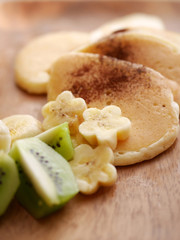 お花のバナナとキウイのフルーツパンケーキ