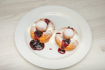 Cream Donuts. Sweet, -Papanași cu smantana si dulceata