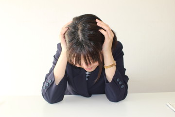 女性　ビジネス　オフィス　事務　失敗