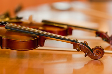 Obraz na płótnie Canvas Fragment of a violin lying on the table