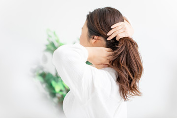 髪を縛る女性
