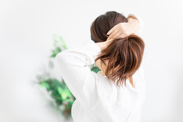 髪を縛る女性