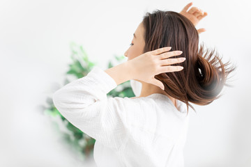 髪を縛る女性