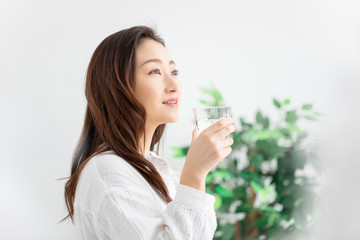 水を飲む女性