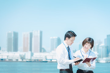 スケジュールを調整する会社員（屋外・会話）