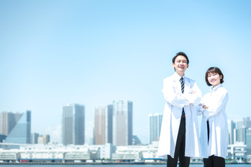 遠くを見つめる白衣の男女