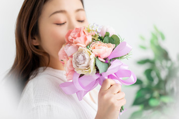 バラと女性