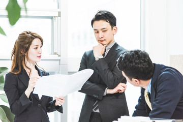 3人のビジネスマン・ビジネスウーマン（ビジネス状況）