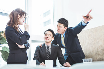 3人のビジネスマン・ビジネスウーマン（ビジネス状況）