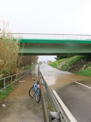Inondation et route coupée pyrénées orientales avec vélo le long de la crue rivière Têt