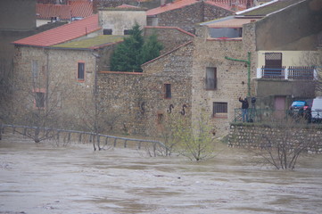 Inondation dans les pyrénées orientales village de Rivesaltes crue de la rivière Agly