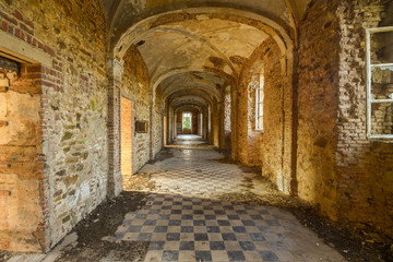 Fototapeta na wymiar Couloir vide d'un vieux prieuré style baroque avec des voûtes