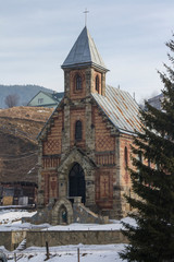 Obraz premium Church of the Assumption of the Blessed Virgin Mary in Vorokhta village in winter. Ukraine. Carpathians.