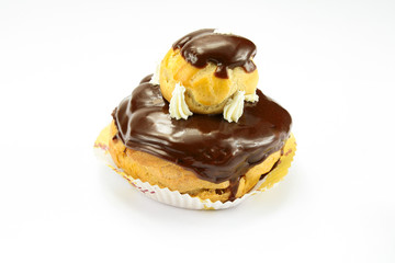 religieuse au chocolat sur un fond blanc