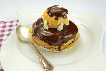 religieuse au chocolat dans une assiette