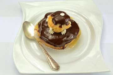 religieuse au chocolat dans une assiette