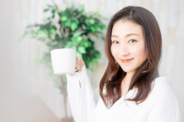 コーヒーを飲む女性