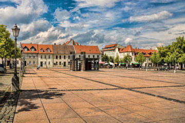 bernburg, deutschland - großer karlsplatz in der altstadt