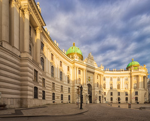 Obraz premium Hofburg palace on St. Michael square (Michaelerplatz), Vienna, Austria 