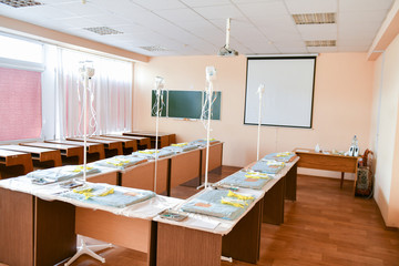 class for installing a dropper. Training class on a dropper with a solution. children and surgeon. Teaching hiruggi. Nursing school classroom, intravenous medication.