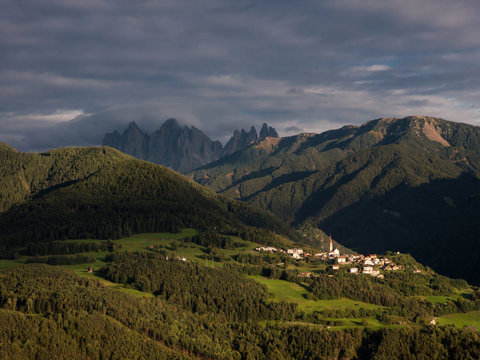 der Ort Teis im Villn&ouml;ss Tal, S&uuml;dtirol im letzten Licht am Abend