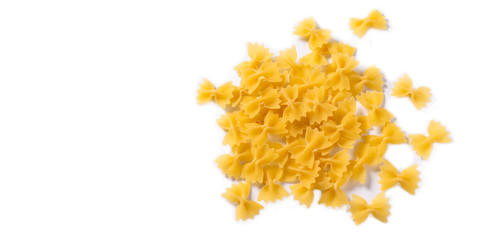 Farfalle, pasta italiana isolata su fondo bianco