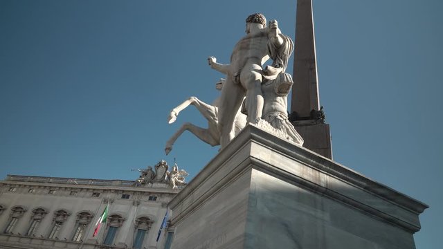 Roma, Italia. Monte Quirinale. Dioscuri con sullo sfondo Palazzo della Consulta. 