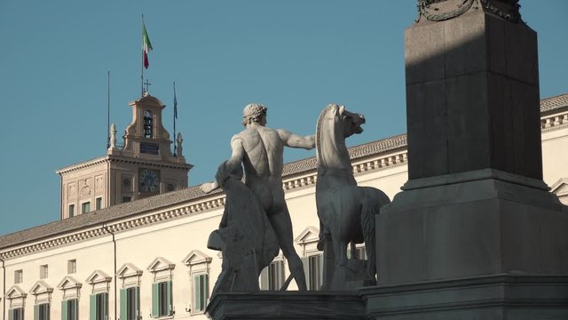Roma, Italia. Palazzo del Quirinale, residenza del Presidente della Repubblica. Torre dei Venti, con statua Dioscuro e Obelisco