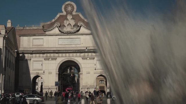 Roma, Italia. Piazza del Popolo. Dettagli porta e fontana con scroscio d'acqua