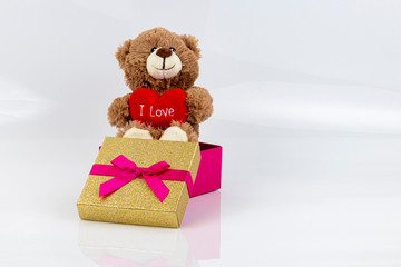 Stoffbär mit einem Herz und dem Schriftzug 