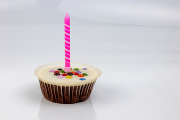Cup cake mit Kerze und Smarties