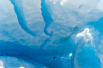 Eishöhle im Gletscher
