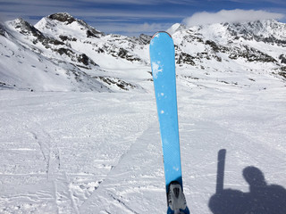 Narciarz podnoszący nartę do góry na tle pięknej panoramygór, alp. Mockup