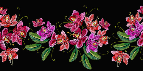 Panele Szklane  Haft tropikalnych kwiatów orchidei, poziome patern bez szwu. Szablon na ubrania, tekstylia, projekt koszulki. Wiosenna sztuka ogrodowa